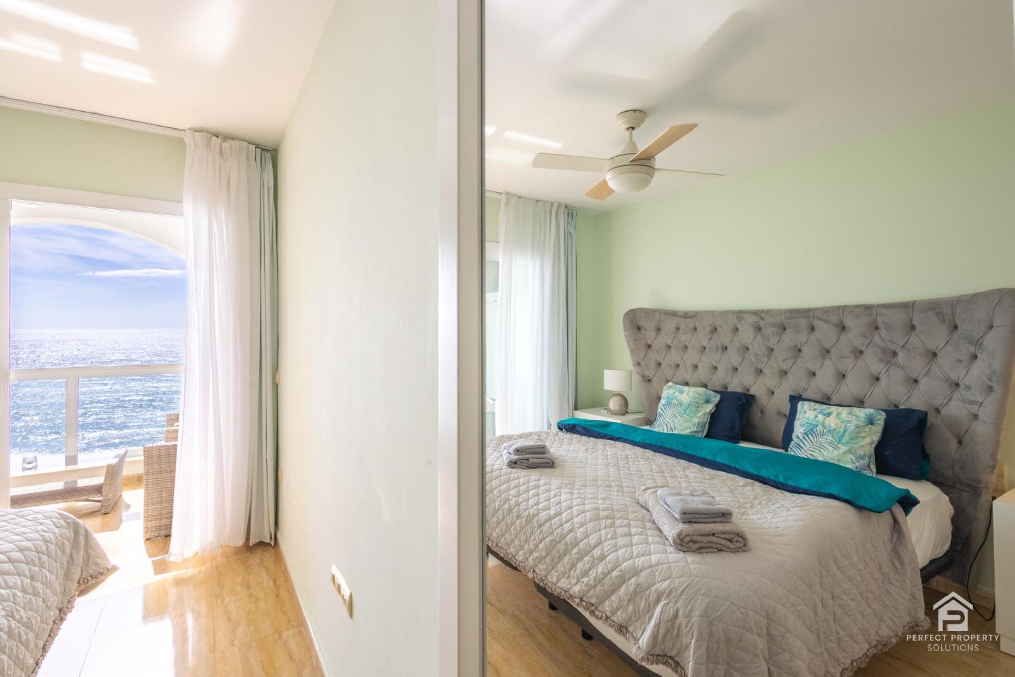 Apartment Aguamarina On The Beach Front Малага Екстериор снимка
