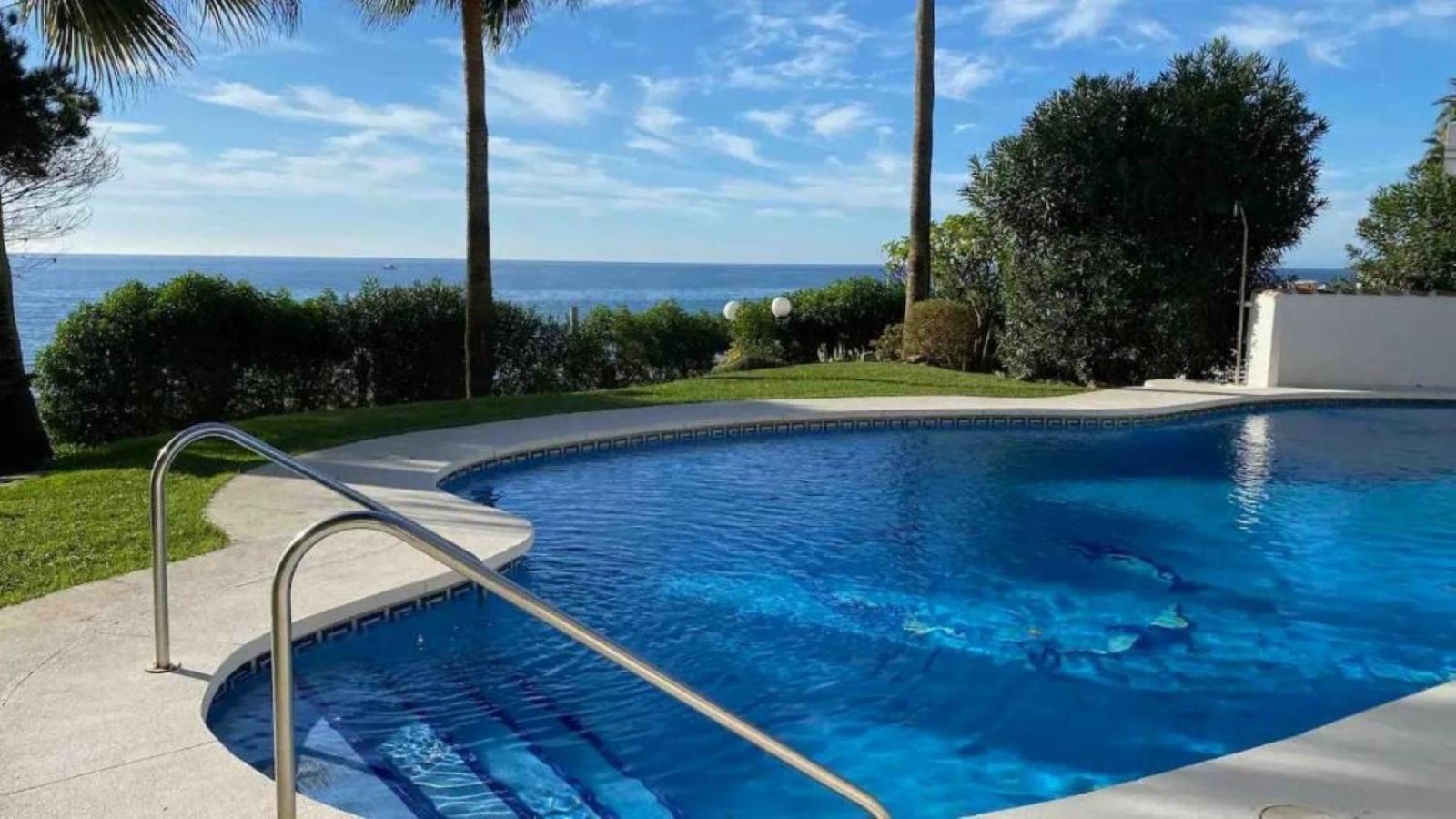 Apartment Aguamarina On The Beach Front Малага Екстериор снимка